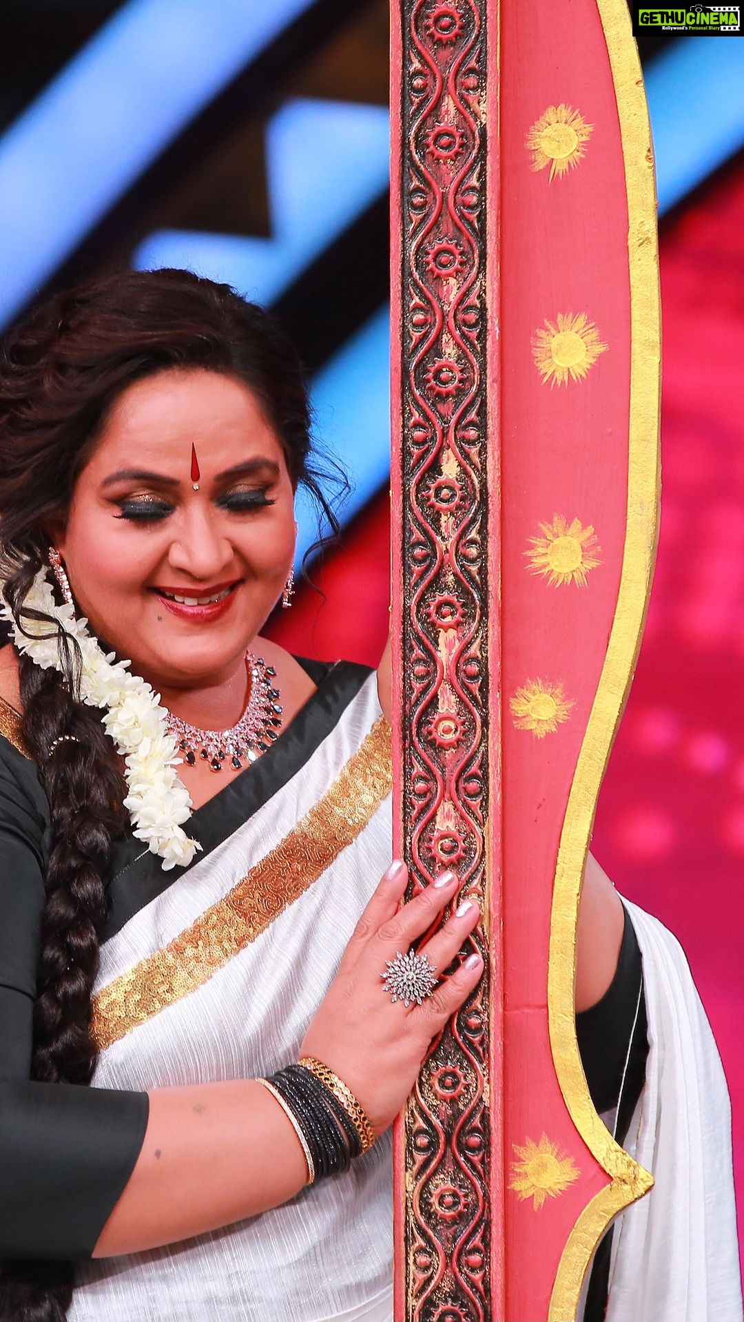Radha Instagram - Somethings will never go out of fashion and one such is white saree , black blouse and jasmine flowers β¦ aaa what a beautiful combination π€π€π€ Saree @rekhas_couture Jewelry @aditi_collection #radhanair #radha #retrolook #bbjodi #starmaa #telugu #jasmine #traditionalwear #fashion #tollywood