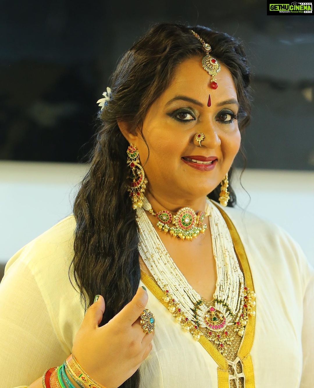 Radha Instagram - My ❤️ goes mmmm mmmm mmmmmm, when it comes to traditional look. Sharing few clicks from my recent shoot #BBJodi in @starmaa telugu. Outfit @rekhas_couture Stylist @kirthana_sunil Jewellry @aditi_collection #radhanair #radha