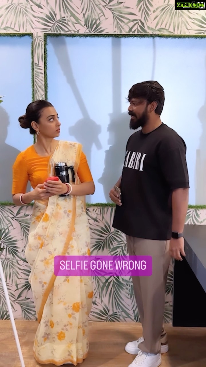 Radhika Apte Instagram - बावळट nahi, HUGE fan hoon @radhikaofficial 🥲 ft. @sidhantsarfare #MrsUndercover #MrsUndercoverOnZEE5 #RadhikaXFocus @zee5 @radhikaofficial