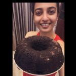 Radhika Apte Instagram – PUNEITES!! I have NOT made this cake- 

This is to a BIG THANK YOU post 🥰I just ordered this homemade chocolate walnut cake with red wine and ONLY jaggery, no sugar from @kitchen1201pune and this cake is SUBLIME! I’m already half way through.. thank god I took a photo before I devoured it 🤪