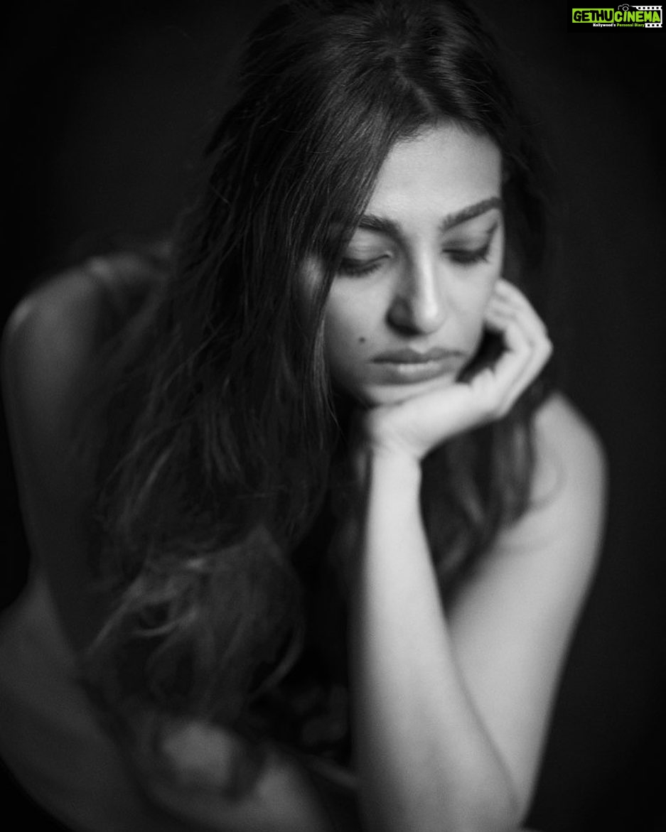 Radhika Apte Instagram - Back to work mode 🤓#backtowork #shootlife #ididnotgrowamole #fakemole #longhairisback Mumbai, Maharashtra