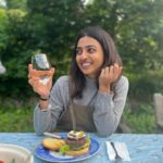 Radhika Apte Instagram – Jibby’s farm party #beanburger 🍔 #summertime ☀️ #souschef 🥗 Countryside