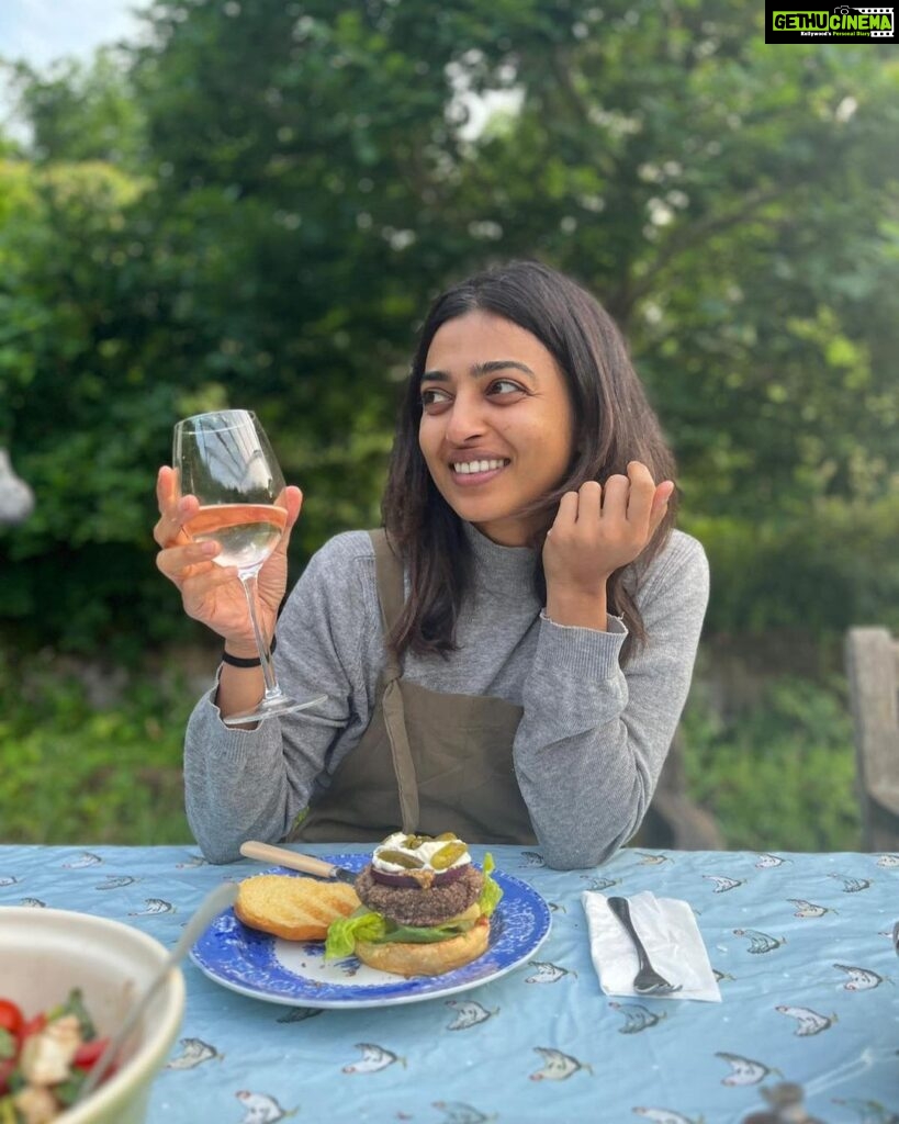 Radhika Apte Instagram - Jibby’s farm party #beanburger 🍔 #summertime ☀️ #souschef 🥗 Countryside