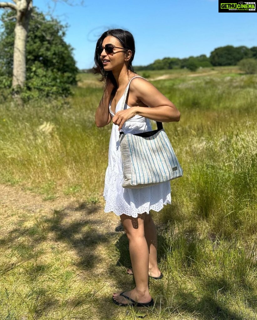Radhika Apte Instagram - Happy world environment day 🌍🌳♥ Thank you @recharkha_ecosocial for my wonderful upcycled handwoven bag! This bag is made from thousands and plastic bags that could have been thrown in the ocean but instead were collected, cleaned and made into this beautiful bag using the traditional charkha and handloom by a community of tribal women and artisans. This is their livelihood and it’s a step towards making an effort to save our beautiful planet. Visit @recharkha_ecosocial and order your bag! A little change to your lifestyle can make a big one to our community and environment 🌊 🌺