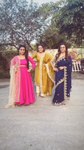 Radhika Muthukumar Instagram - BOLO TARARARA💃🏻

Starting the on a happy and fun note with two most beautiful oswal ladies 💕
@shitalthakkarofficial @vibha_bhagat 

Keep watching sasural simar ka 2 6pm 
Mon- Sat only on Colors 

#instafun #goodvibes #ssk2 #sasurasimarka2 #simar #sandhya #chitra