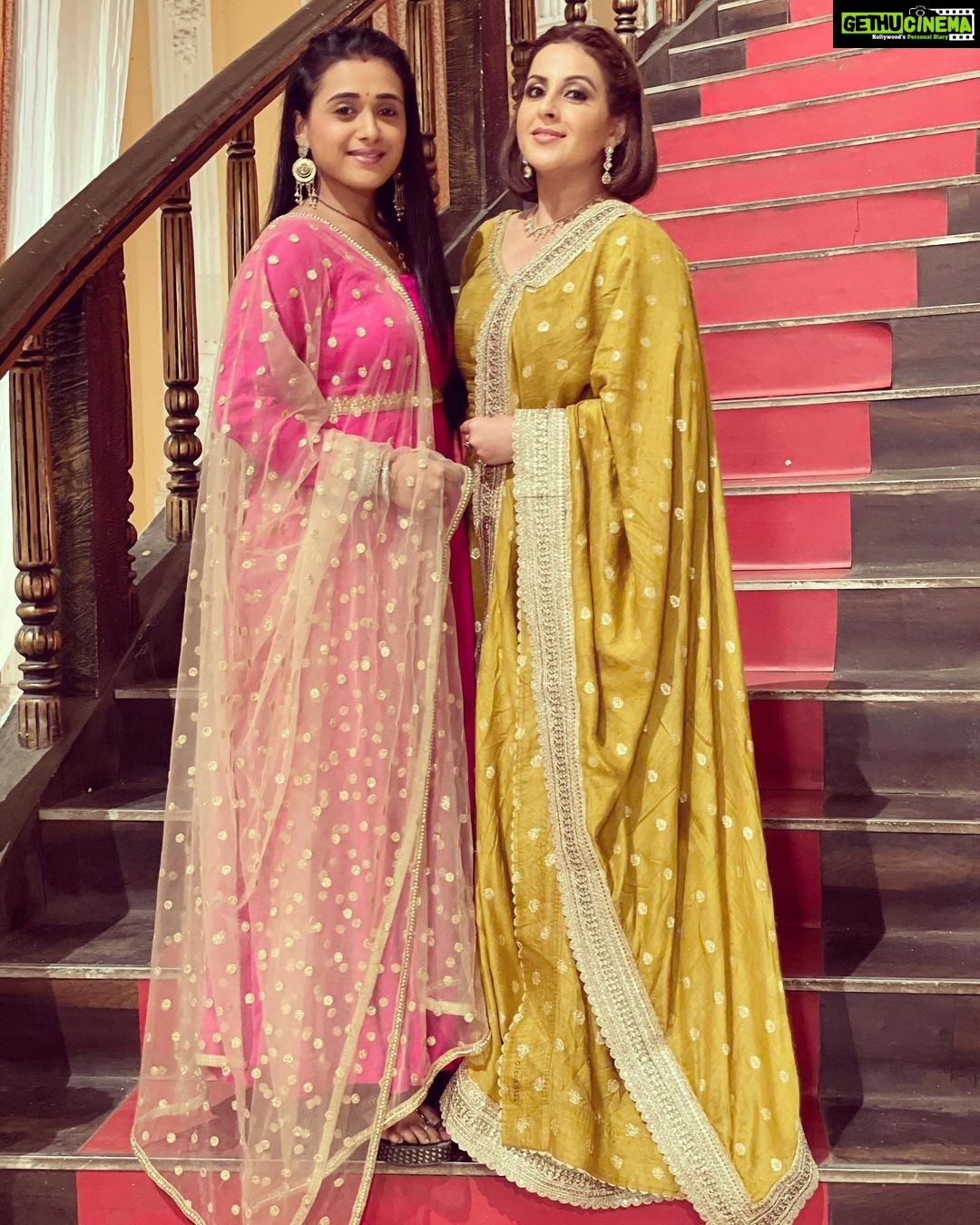 Radhika Muthukumar Instagram - Simar and chitra Off screen masti😉😉🥰 @vibha_bhagat #simar #chitra #ssk2 #colorstv