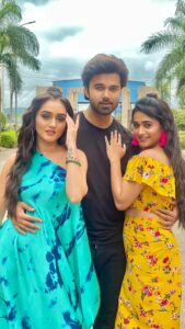 Radhika Muthukumar Instagram - Always late but hey watch my goofballs trying their best to not spoil this reel for 100th time 🌝🤣🤣🤣 @rstfofficial @colorstv 
P.s - don’t miss the end 
.
.
#reels #reelsinstagram #trendingreels #trending #explore #ssk2 #tanyasharma #radhikamuthukumar #karansharma #avinashmukherjee