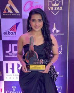 Radhika Muthukumar Instagram - Winning my first award for sasural simar ka season 2..

This moment would not have been possible without my fans..
So thank you everyone for loving me and encouraging me always♥️♥️
Special thanks to @msrashmi2002_  mam for giving me this opportunity 🤗♥️

Styled by @rimadidthat 
Assisted by @tanyamishrra
Outfit @aarushi_av
Jewellery @shagnaofficial
Makeup by @pakumar3021 
Hair by @shahingilani 

@rstfofficial 

@internationaliconicaward 
#simar #sasuralsimarka2 #ssk2 #colors #rstf #internationaliconicawards2022