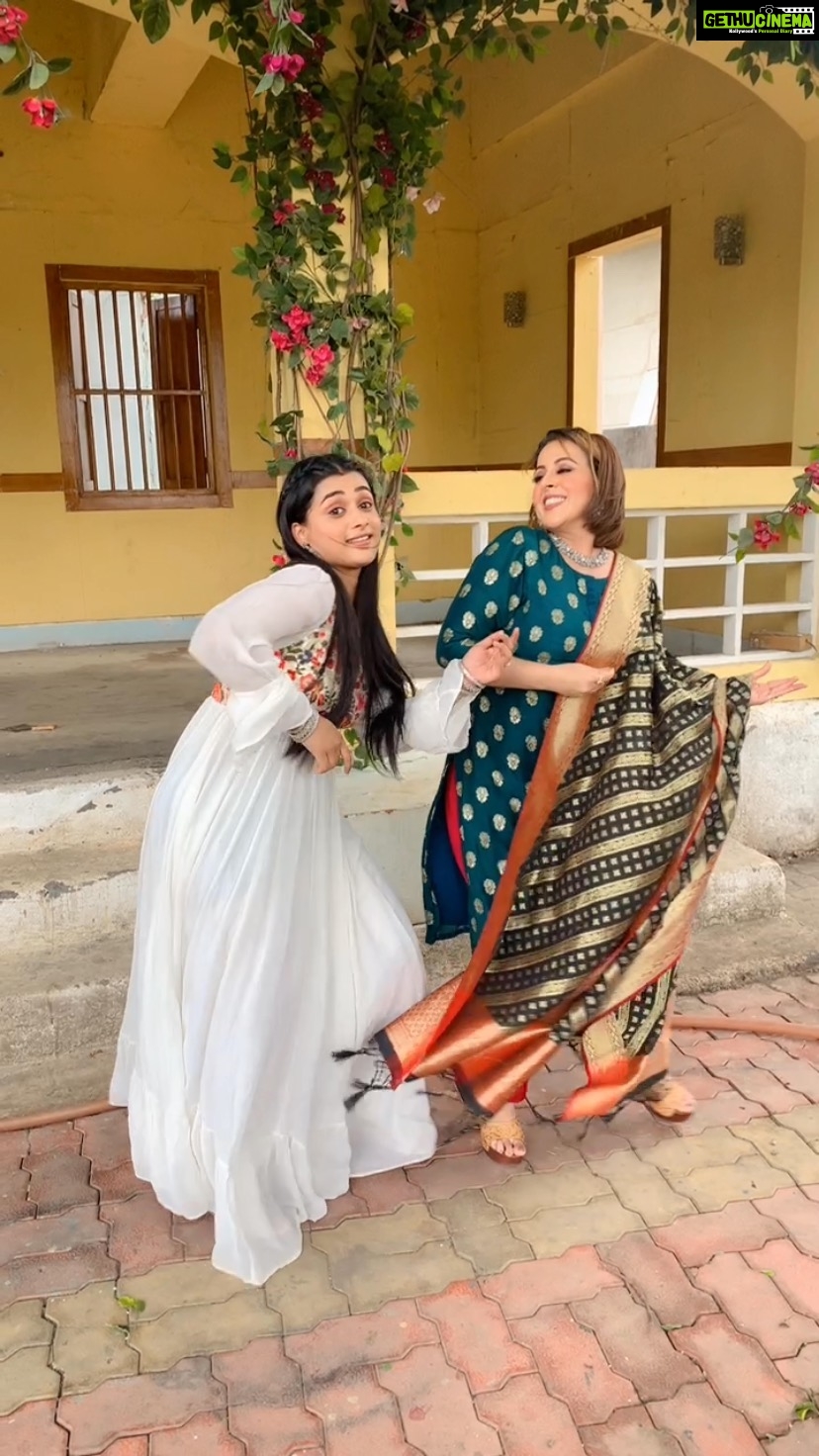 Radhika Muthukumar Instagram - Haste haste chal yaar chal jaldi kar 2 mnt main sirf dance krna hai Le phir hum dono @radhikamuthukumar_official #dance #2min #beats #reelsinstagram #reels #reel #simar #chitra #radhika #vibhabhagat #ssk2 #vibes