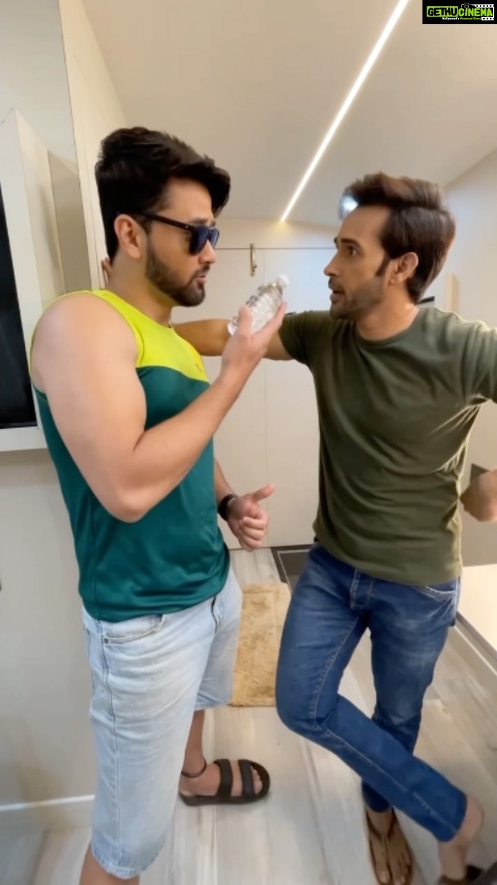 Radhika Muthukumar Instagram - Gossip karna bhari padgya Hume π±π± @radhikamuthukumar_official β¦ scaring me and @summitbhardwaj ππ #karansharma #summitbhardwaj #radhikamuthukumar #sasuralsimarka2 #simar #trendingreels #horrormovies #horrorstories