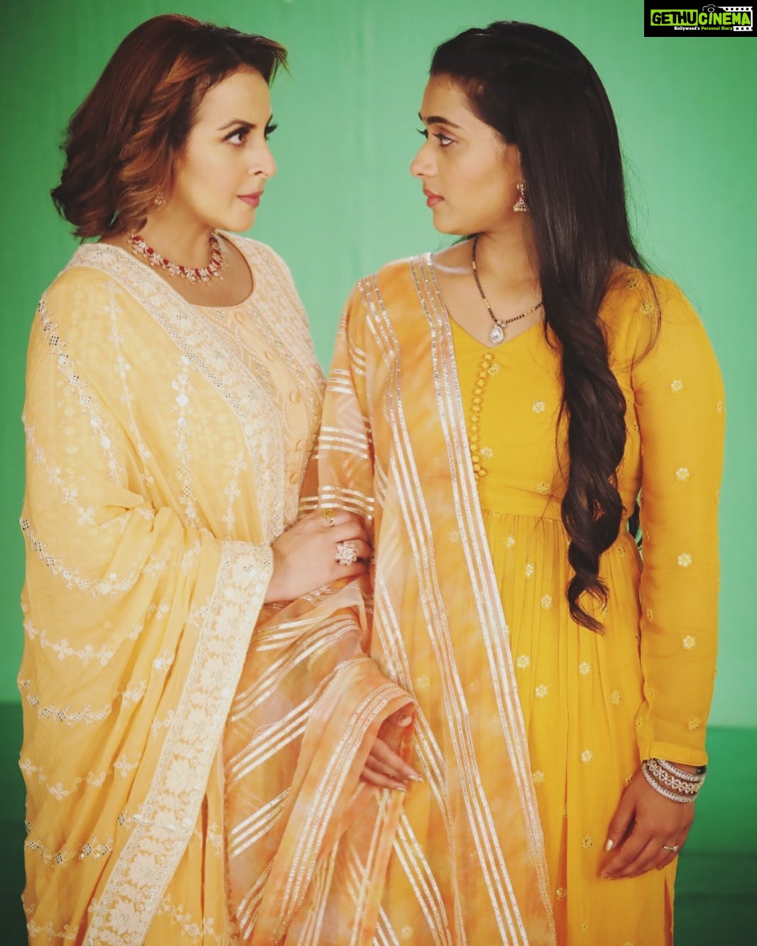 Radhika Muthukumar Instagram - Barabari ki takkar ab ayega majja @radhikamuthukumar_official Jabardast dhamake ke liye dekhte rahiye #sasuralsimarka2 mon to sat at 6:30 pm only on @colorstv @rstfofficial #ssk2 #chitra #simar #rsttelefilms #team Sasural Simar ka