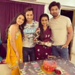 Radhika Muthukumar Instagram - And the celebration continues ❤️❤️❤️ @tanyasharma27 @jayatibhatia @avinashmukherjee_ @karansharmaa_official @itsshubhanshisingh @colorstv @rstfofficial Thank you everyone for so much love💓 #sirav #siravforever #reevaan #ssk2 #colorstv #voot #vootselect #simar #aarav #reema #vivan Thank you 🙏🏻 💓 And not to forget thank you @thebakeroommumbai for sending us such lovely cake😍😍