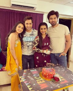 Radhika Muthukumar Instagram - And the celebration continues ❤️❤️❤️
@tanyasharma27 
@jayatibhatia 
@avinashmukherjee_ 
@karansharmaa_official 
@itsshubhanshisingh 
@colorstv 
@rstfofficial 

Thank you everyone for so much love💓

#sirav #siravforever #reevaan #ssk2 
#colorstv #voot #vootselect #simar #aarav #reema #vivan 
Thank you 🙏🏻 💓

And not to forget thank you @thebakeroommumbai for sending us such lovely cake😍😍