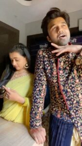 Radhika Muthukumar Instagram - Kaawra baawra
@avinashmukherjee_ 

Special appearance @karansharmaa_official 

#pushpa #onsetmasti😆 #sirav #simar  #aarav #vivan #ssk2 #sasuralsimarka2