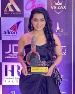 Radhika Muthukumar Instagram - Winning my first award for sasural simar ka season 2..

This moment would not have been possible without my fans..
So thank you everyone for loving me and encouraging me always♥️♥️
Special thanks to @msrashmi2002_  mam for giving me this opportunity 🤗♥️

Styled by @rimadidthat 
Assisted by @tanyamishrra
Outfit @aarushi_av
Jewellery @shagnaofficial
Makeup by @pakumar3021 
Hair by @shahingilani 

@rstfofficial 

@internationaliconicaward 
#simar #sasuralsimarka2 #ssk2 #colors #rstf #internationaliconicawards2022