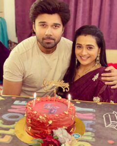 Radhika Muthukumar Instagram - And the celebration continues ❤️❤️❤️
@tanyasharma27 
@jayatibhatia 
@avinashmukherjee_ 
@karansharmaa_official 
@itsshubhanshisingh 
@colorstv 
@rstfofficial 

Thank you everyone for so much love💓

#sirav #siravforever #reevaan #ssk2 
#colorstv #voot #vootselect #simar #aarav #reema #vivan 
Thank you 🙏🏻 💓

And not to forget thank you @thebakeroommumbai for sending us such lovely cake😍😍