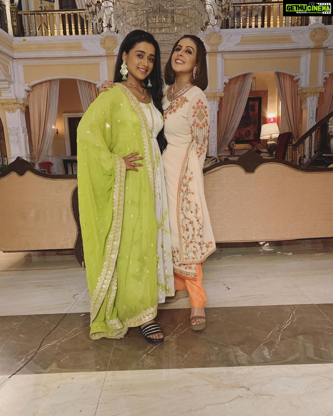 Radhika Muthukumar Instagram - 💁🏼♀️Kisi ko pta Ho ya na Ho lekin yeh sasural hai to Simar ka hi🤫🥰 Kyu Simar @radhikamuthukumar_official #ssk2 #chitra #simar #drama #rsttelefilms #instagram #instadaily #livelovelaugh Sasural Simar ka