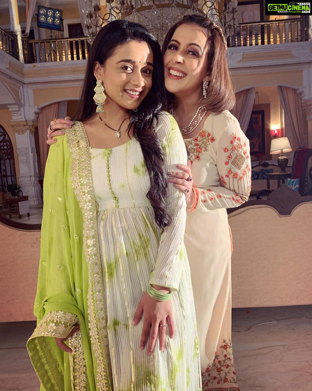 Radhika Muthukumar Instagram - 💁🏼♀️Kisi ko pta Ho ya na Ho lekin yeh sasural hai to Simar ka hi🤫🥰 Kyu Simar @radhikamuthukumar_official #ssk2 #chitra #simar #drama #rsttelefilms #instagram #instadaily #livelovelaugh Sasural Simar ka