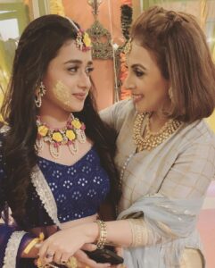 Radhika Muthukumar Instagram - Bahut mehanti ladki hai yeh @radhikamuthukumar_official #sasuralsimarka2 ke pehle din se 19th March se le kar ab tak 27th dec 2021 tak ki journey isne bina dare , sare utar chadav ke saath age badti chli gyeeee bs aise hi humari #simar ko pyar dete rahe aur dekhte rahiye #sasuralsimarka2 on #colour mon to sat 6:30 pm …..

Love 
Vibha 
Aap Sab ki pyari #chitra 

#livelovelaugh #ssk2 #simar #chitra #colour #colourstv #innocent #faces #dailysoap #