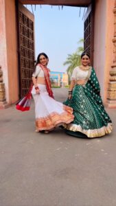 Radhika Muthukumar Instagram - Hawaaaaa mei udta jaye🤓❤️
.
while Aarav ji is busy crying seeemiireeemiii hawa mein udd rahe hain😂
.
.
#reels #reelitfeelit #tanyasharma #reelkarofeelkaro #trending #explore #hawameinudatijaaye