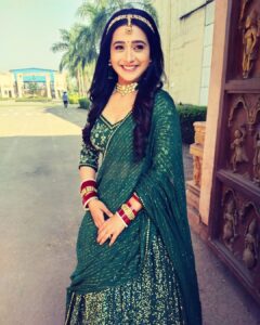Radhika Muthukumar Instagram - Choose happiness 😊☺️😃

Keep watching sasural simar ka season 2 
Mon-Sun
Only on colors
 @colorstv 
@rstfofficial 
#simar #ssk2 #colors #instagood #instahappy

Makeup by- @pakumar3021 
Hair by- @shahingilani