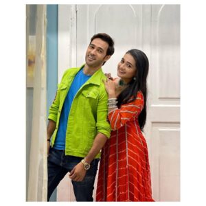 Radhika Muthukumar Instagram - Dosti ki hai to nibhani to padegi hi 🥰 @radhikamuthukumar_official ! 
.
Out of these three pix which one is your favourite guys ?

PC :- @iwasi_official 🤓
 #radhikasarathkumar  #karansharma  #simar  #vivaan  #sasuralsimarka2 #ssk2