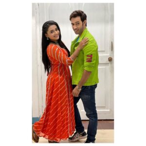Radhika Muthukumar Instagram - Dosti ki hai to nibhani to padegi hi 🥰 @radhikamuthukumar_official ! 
.
Out of these three pix which one is your favourite guys ?

PC :- @iwasi_official 🤓
 #radhikasarathkumar  #karansharma  #simar  #vivaan  #sasuralsimarka2 #ssk2