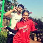 Radhika Muthukumar Instagram - Ladai barabari ki! Kaun jeetega aaj ki jung ? #OswalBoys vs #OswalGirls . . @avinashmukherjee_ @colorstv @rstfofficial . . . #sirav #Ssk2 #sasuralsimarka2 #radhikamuthukumar #avinashmukherjee