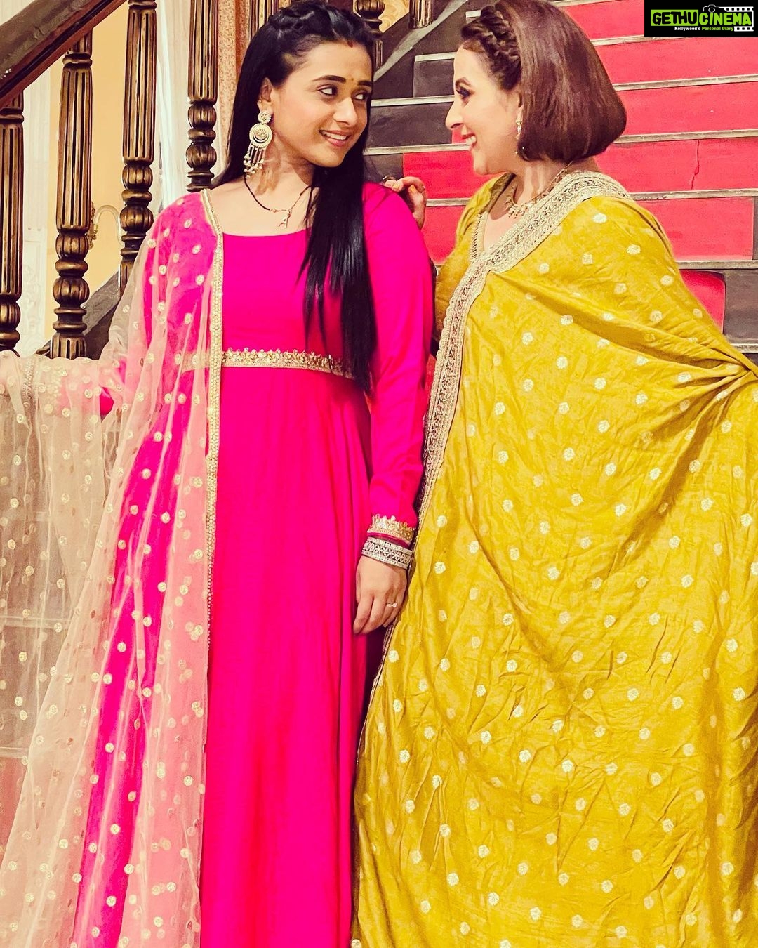 Radhika Muthukumar Instagram - Simar and chitra Off screen masti😉😉🥰 @vibha_bhagat #simar #chitra #ssk2 #colorstv
