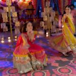 Radhika Muthukumar Instagram - Navmi ki shubhkamnaein 🌛✨ . . . #reels #reelsinstagram #reelkarofeelkaro #trendsetter #garba #dance #navratri #tanyasharma #radhikamuthukumar #sisters