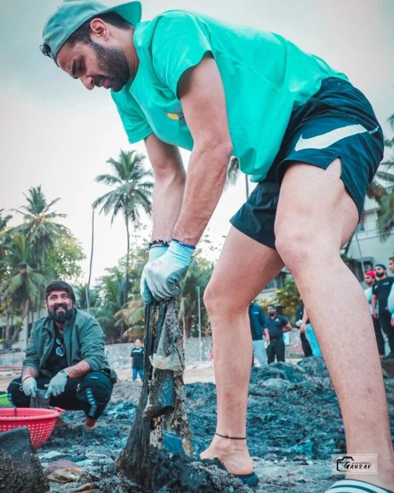 Raghav Juyal Instagram - Throwback to when @raghavjuyal joined the squad @beachwarriorsindia for celebrating 211th week of Beach Clean-up day. PC- @photostory_studio