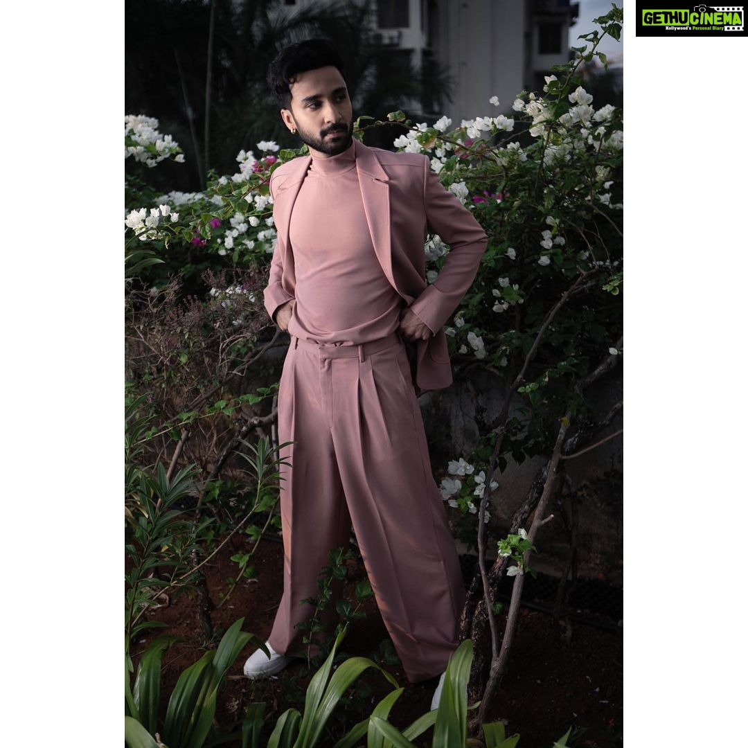 Raghav Juyal Instagram - Pink 🌸 Managed by - @yog_nardekar & @eshita_nimkar Shot by - @porusjain Styled by - @iamkenferns Hair stylist - @hairby_vijaylimbachiya Make up artist - @kondvilkarsuhas Driver - @arjunp822 Managing company - @blueorchidentertainment Mumbai - मुंबई