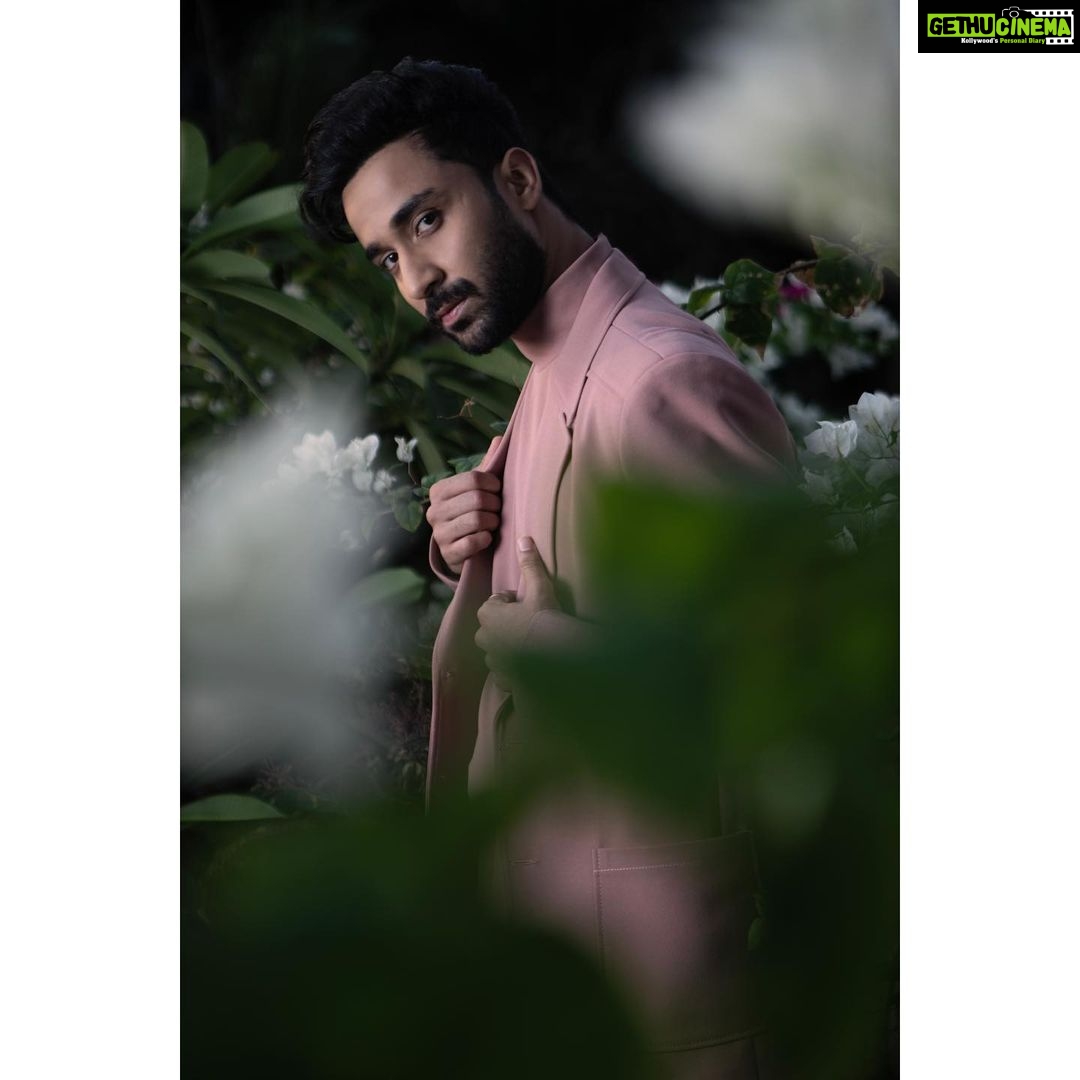 Raghav Juyal Instagram - Pink 🌸 Managed by - @yog_nardekar & @eshita_nimkar Shot by - @porusjain Styled by - @iamkenferns Hair stylist - @hairby_vijaylimbachiya Make up artist - @kondvilkarsuhas Driver - @arjunp822 Managing company - @blueorchidentertainment Mumbai - मुंबई