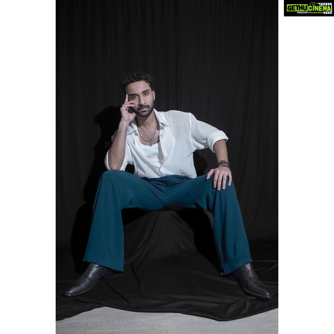Raghav Juyal Instagram - पानी पियो सालो । ज़िंदगी ज़िंदाबाद Managed by - @yog_nardekar Shot by - @porusjain Styled by - @iamkenferns Hair stylist - @hairby_vijaylimbachiya Make up artist - @kondvilkarsuhas Driver - @arjunp822 Managing company - @blueorchidentertainment Mumbai, Maharashtra