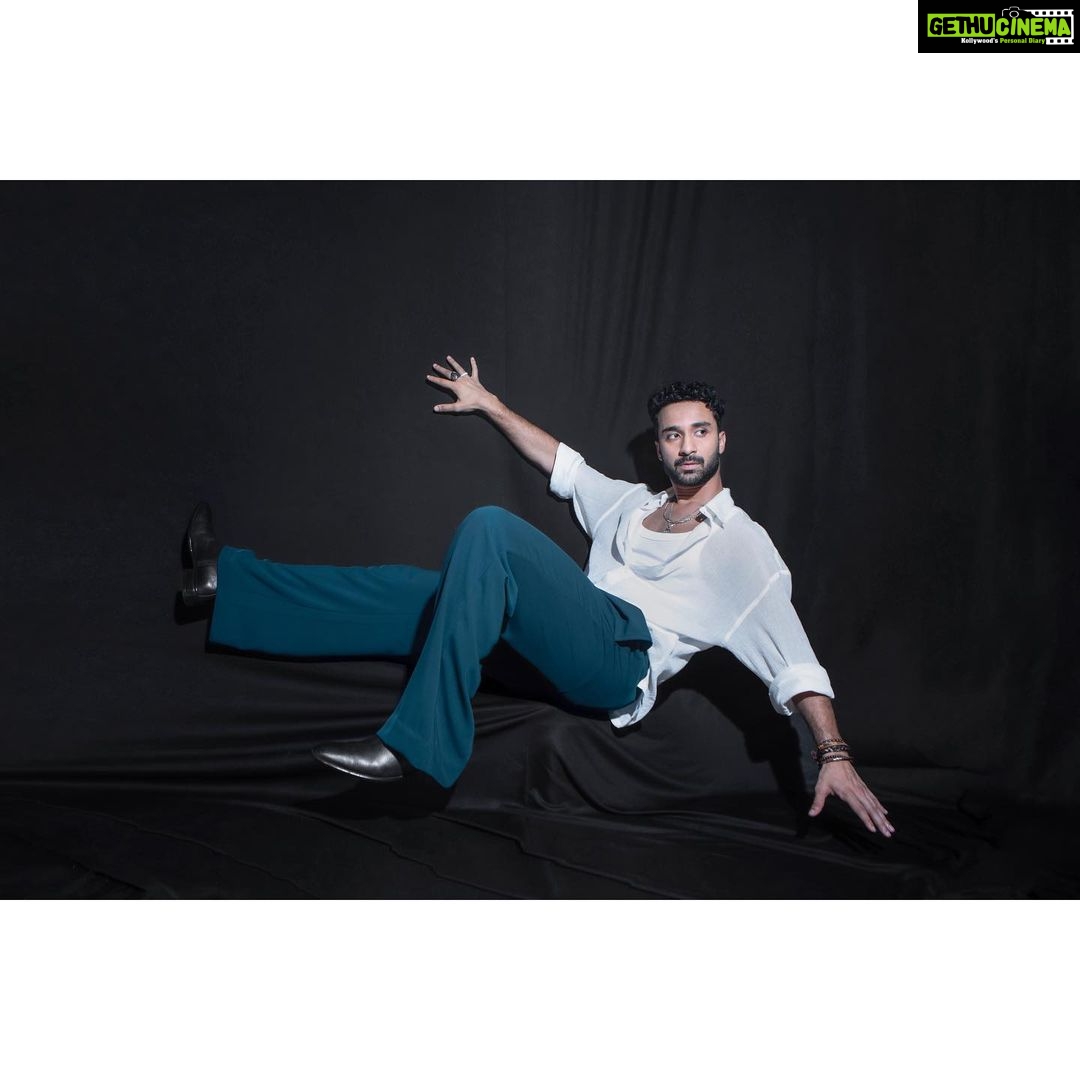 Raghav Juyal Instagram - पानी पियो सालो । ज़िंदगी ज़िंदाबाद Managed by - @yog_nardekar Shot by - @porusjain Styled by - @iamkenferns Hair stylist - @hairby_vijaylimbachiya Make up artist - @kondvilkarsuhas Driver - @arjunp822 Managing company - @blueorchidentertainment Mumbai, Maharashtra