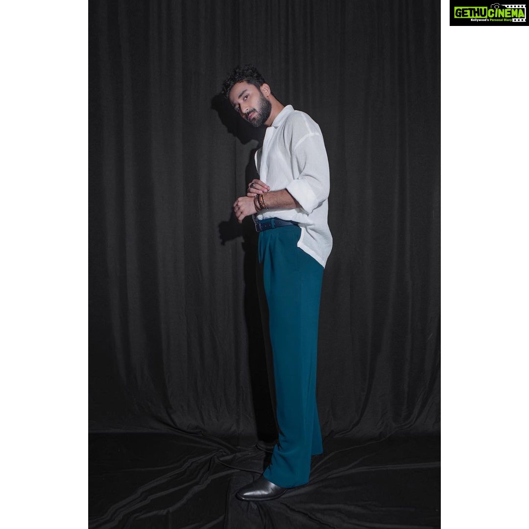 Raghav Juyal Instagram - पानी पियो सालो । ज़िंदगी ज़िंदाबाद Managed by - @yog_nardekar Shot by - @porusjain Styled by - @iamkenferns Hair stylist - @hairby_vijaylimbachiya Make up artist - @kondvilkarsuhas Driver - @arjunp822 Managing company - @blueorchidentertainment Mumbai, Maharashtra