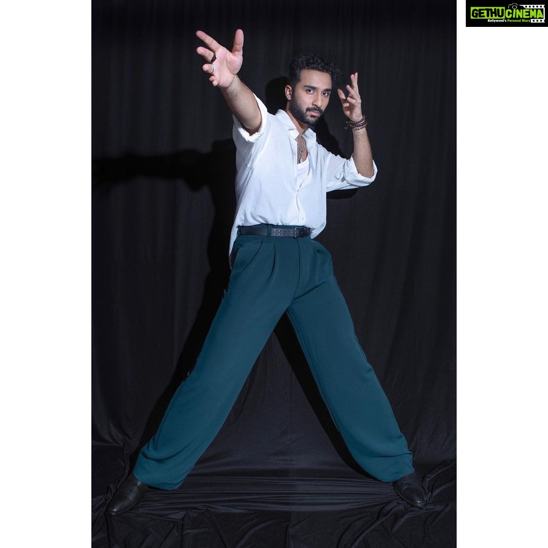 Raghav Juyal Instagram - पानी पियो सालो । ज़िंदगी ज़िंदाबाद Managed by - @yog_nardekar Shot by - @porusjain Styled by - @iamkenferns Hair stylist - @hairby_vijaylimbachiya Make up artist - @kondvilkarsuhas Driver - @arjunp822 Managing company - @blueorchidentertainment Mumbai, Maharashtra