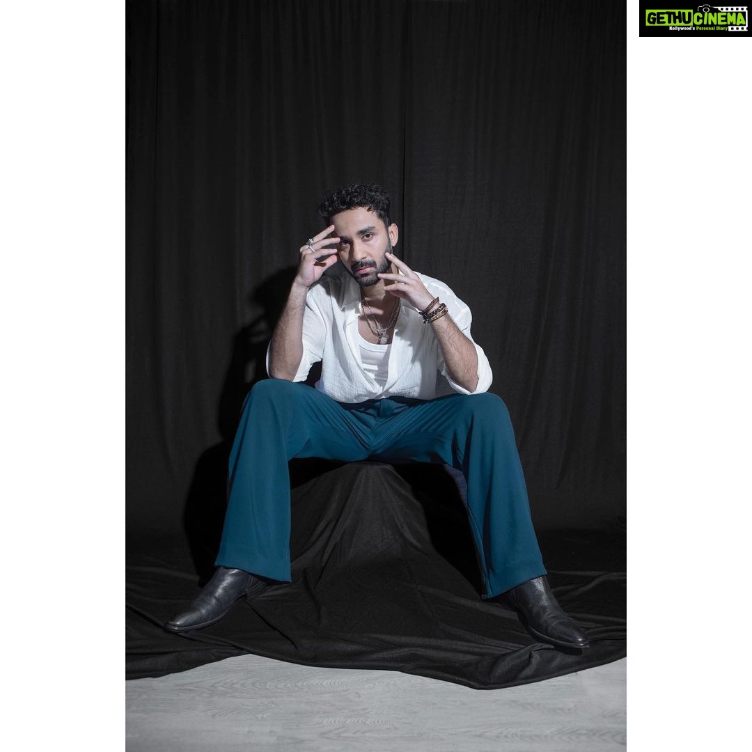 Raghav Juyal Instagram - पानी पियो सालो । ज़िंदगी ज़िंदाबाद Managed by - @yog_nardekar Shot by - @porusjain Styled by - @iamkenferns Hair stylist - @hairby_vijaylimbachiya Make up artist - @kondvilkarsuhas Driver - @arjunp822 Managing company - @blueorchidentertainment Mumbai, Maharashtra