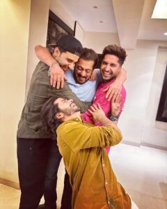 Raghav Juyal Instagram - With bhai ,always मजाड़ीं (fun) life , ❤️❤️love u bhai @beingsalmankhan for all the fun and happiness u give us in life 🌞🌞 zindagizindabaad ✊
#kisikabhaikisikijaan #zindagizindabaad