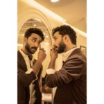 Raghav Juyal Instagram - Bunn samosa lollipop desi boys on the top , Sat Sunday raat 9.30 baje , #thekapilsharmashow , dekhenge na? #kisikabhaikisikijaan Managed by - @blueorchidentertainment Styled by - @iamkenferns Photographer - @rishabhkphotography Make up - @kondvilkarsuhas Hair - @hairby_vijaylimbachiya Driver - @arjunp822