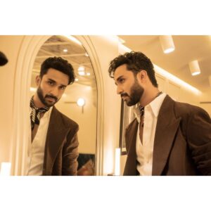 Raghav Juyal Instagram - Bunn samosa lollipop desi boys on the top , 
Sat Sunday raat 9.30 baje , #thekapilsharmashow , dekhenge na?  #kisikabhaikisikijaan 
Managed by - @blueorchidentertainment 
Styled by - @iamkenferns 
Photographer - @rishabhkphotography 
Make up - @kondvilkarsuhas 
Hair - @hairby_vijaylimbachiya 
Driver - @arjunp822