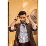 Raghav Juyal Instagram - Bunn samosa lollipop desi boys on the top , Sat Sunday raat 9.30 baje , #thekapilsharmashow , dekhenge na? #kisikabhaikisikijaan Managed by - @blueorchidentertainment Styled by - @iamkenferns Photographer - @rishabhkphotography Make up - @kondvilkarsuhas Hair - @hairby_vijaylimbachiya Driver - @arjunp822