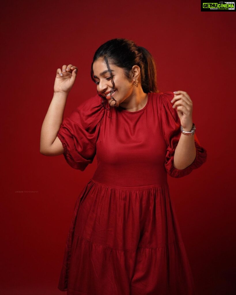 Rajisha Vijayan Instagram - Who said Red can’t be fun! ♥ @house_of_vandy @jiksonphotography @rizwan_themakeupboy Studio Loc