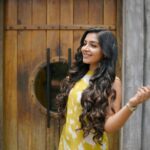 Rajisha Vijayan Instagram - Yellow paper daisy 🌼 @chambrayandco @styledbysmiji @merin__georg @neethu_makeupartist STEAM n MUGS The global gastronomy