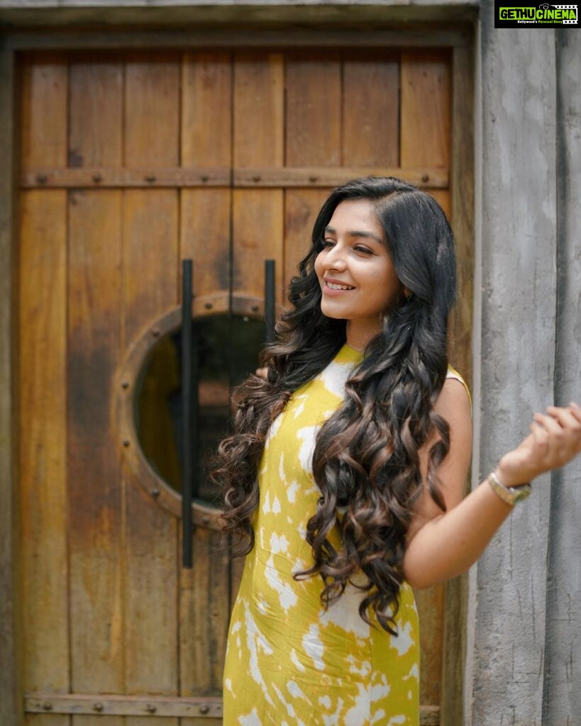 Rajisha Vijayan Instagram - Yellow paper daisy 🌼 @chambrayandco @styledbysmiji @merin__georg @neethu_makeupartist STEAM n MUGS The global gastronomy