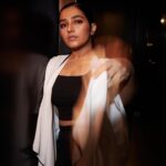 Rajisha Vijayan Instagram - Right before the carpet 🖤 @shafishakkeer @house_of_vandy @samsonlei_hair_and_makeup @styledbysmiji