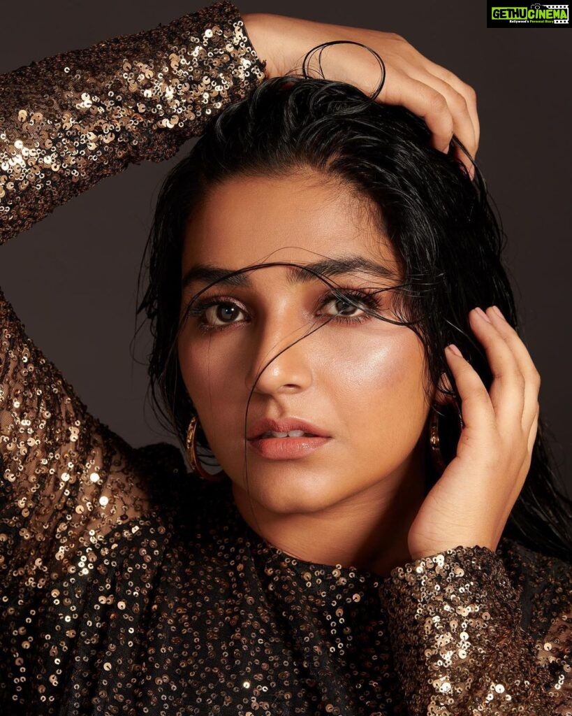 Rajisha Vijayan Instagram - Gold and glitter today because it is @shafishakkeer ‘s birthday! 💫🌟 Clicked by birthday boy Styling @styledbysmiji Glam @samsonlei_hair_and_makeup