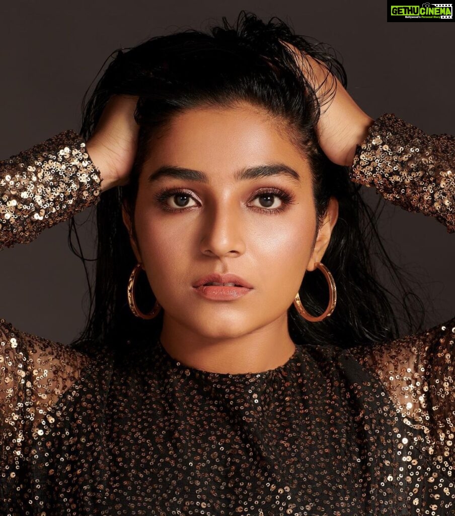 Rajisha Vijayan Instagram - Adding some glitter to the feed 💫 🌟 @shafishakkeer @styledbysmiji @samsonlei_hair_and_makeup