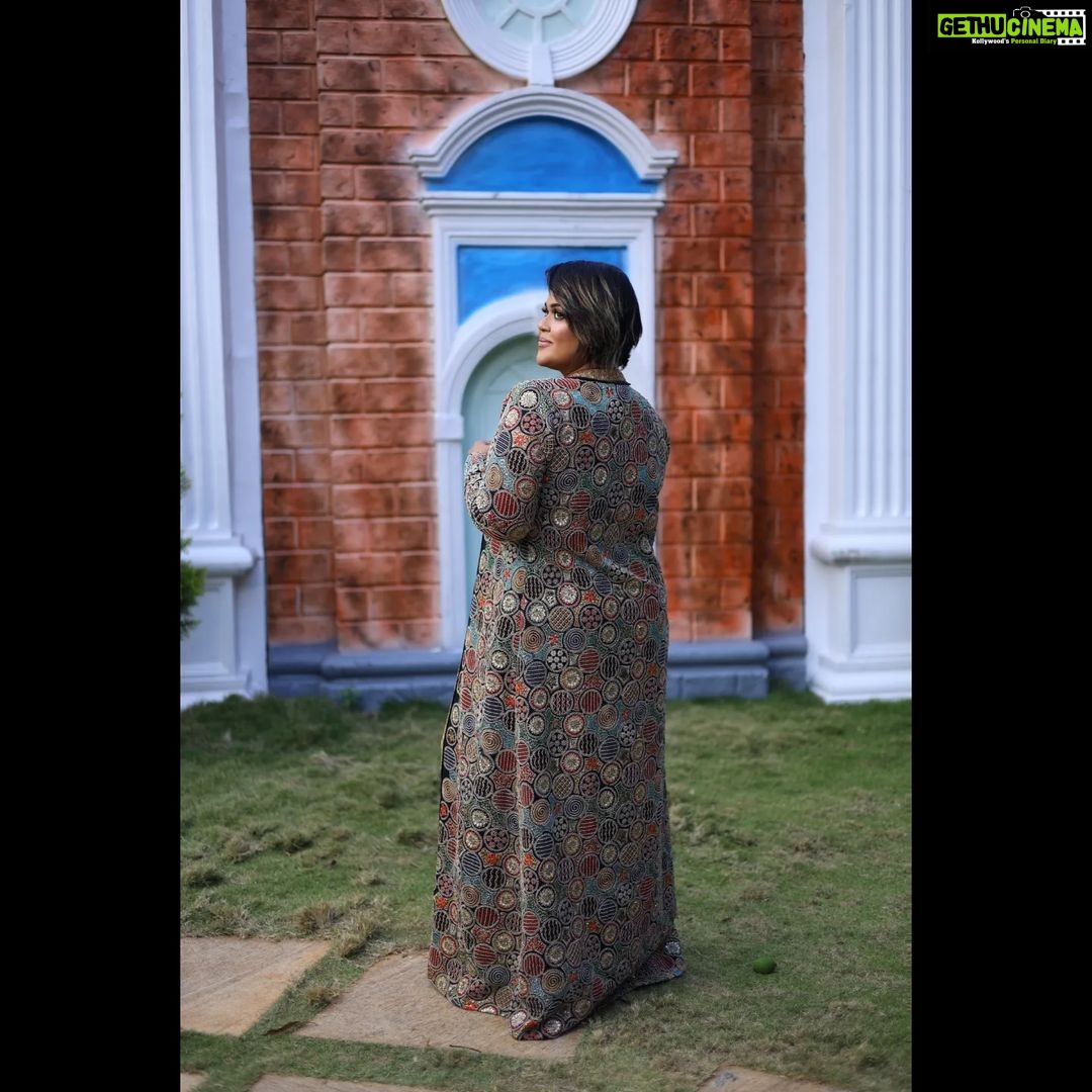 Ramya NSK Instagram - The gorgeous and royal look long shrug with small sequence works all over .... Its stunning to look @ramyansk in our designer dress.... Thank you so much for being a part of our team...... @ramyansk @varvidesigns #stunning #gorgeous #sequencework #black #photooftheday #photography #shrug
