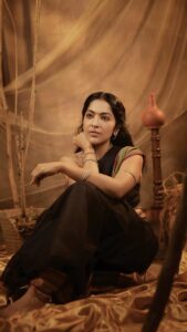 Ramya Subramanian Instagram - Saved this one for the Big PS Release Day 🌟🙌🏻✨!

When I first read Ponniyin Selvan ,’Poonguzhali’ was the character that instantly connected with me. I saw me in her. 

This is my ode to our ‘Samudhra Kumari’ who was born to rule the seas, tame the waves and sail !! 🤍🛶🌊

#PS2 #PonniyinSelvan #Poonguzhali #ManiRathnam #AlaiKadal #ManirathnamFilm #Samuthirakumari 

Photography - @zerogravityphotography 
MUA - @mua_vijisharath 
Location -  @anora_artstudio 
Stylist - @mehndi_jashnani 
Jewellery - @sukra_jewellery 
Costume - @marinasboutique_ 
Decor - @vermiliondecors